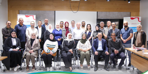 مركز مصادر يوقّع اتفاقيات مشروع "شركاء من أجل التمكين" مع المؤسسات الشريكة في الخليل
