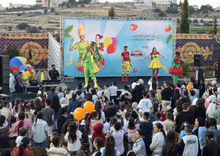 Hebron YDRC Organizes Fozi Mozi and Tutti Show Amid Attendance by Hundreds of Children and Families