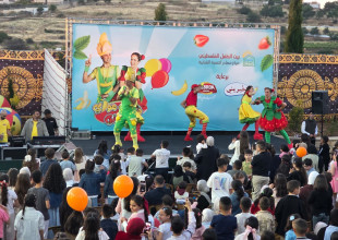 Hebron YDRC Organizes Fozi Mozi and Tutti Show Amid Attendance by Hundreds of Children and Families