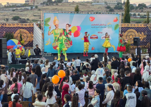 Hebron YDRC Organizes Fozi Mozi and Tutti Show Amid Attendance by Hundreds of Children and Families