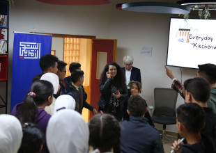 زيارة ممثلي "المساحات الأمريكية" إلى المساحة  الأمريكية في مركز مصادر التنمية الشبابية بالخليل: تعزيز التعاون التعليمي