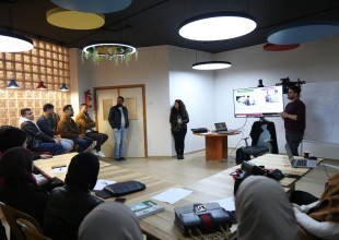 زيارة ممثلي "المساحات الأمريكية" إلى المساحة  الأمريكية في مركز مصادر التنمية الشبابية بالخليل: تعزيز التعاون التعليمي