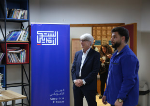 زيارة ممثلي "المساحات الأمريكية" إلى المساحة  الأمريكية في مركز مصادر التنمية الشبابية بالخليل: تعزيز التعاون التعليمي