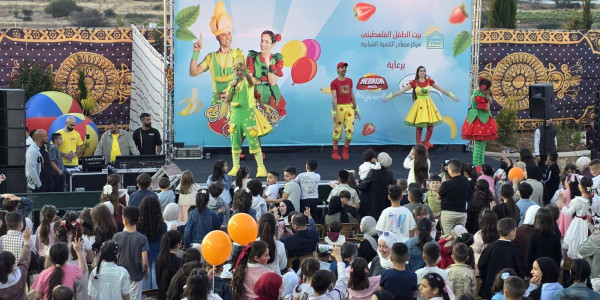Hebron YDRC Organizes Fozi Mozi and Tutti Show Amid Attendance by Hundreds of Children and Families